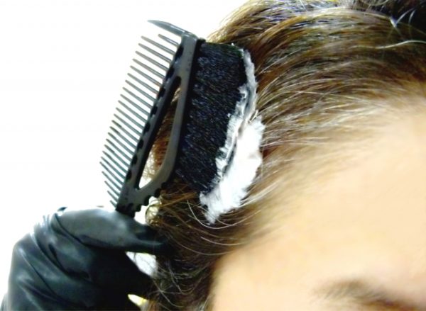 髪を染めるとハゲるというのは嘘！？薄毛予防のための染める時の注意点。